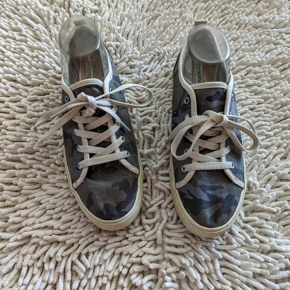 Groove  "Gothem" camo lace up sneakers  SZ 9